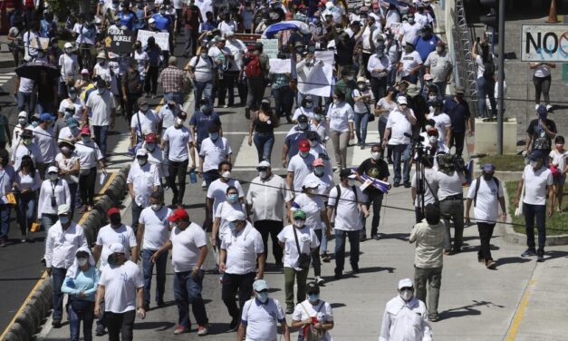 Protestan contra la reelección de Bukele, encabezan marcha candidatos opositores