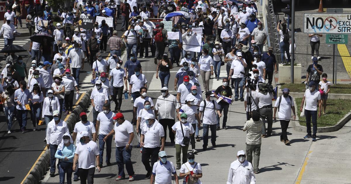 Protestan contra la reelección de Bukele, encabezan marcha candidatos opositores
