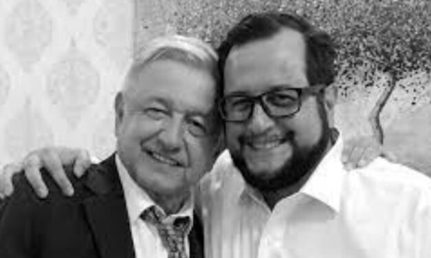 Le hace un reconocimiento hijo de AMLO por valor lo que eligió