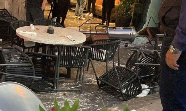 Bloque Negro destroza Sonora Grill de Paseo de la Reforma; en la marcha conmemorativa de Ayotzinapa