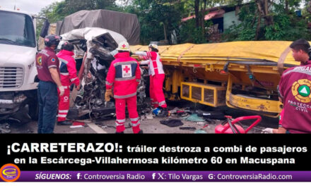 ¡CARRETERAZO!: TRÁILER DESTROZA A COMBI DE PASAJEROS EN LA ESCÁRCEGA-VILLAHERMOSA KILÓMETRO 60 EN MACUSPANA.