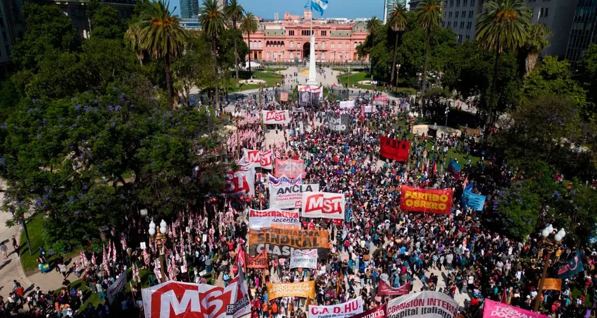MILEI ENFRENTA SU PRIMERA HUELGA NACIONAL: ARGENTINOS PROTESTAN CONTRA REFORMA LABORAL