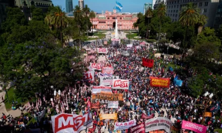 MILEI ENFRENTA SU PRIMERA HUELGA NACIONAL: ARGENTINOS PROTESTAN CONTRA REFORMA LABORAL