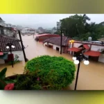 QUEDARON CON INUNDACIONES COMUNIDADES Y CALLES DE MUNICIPIOS DE LA SIERRA TABASQUEÑA, POR DESBORDAMIENTOS DE RÍOS