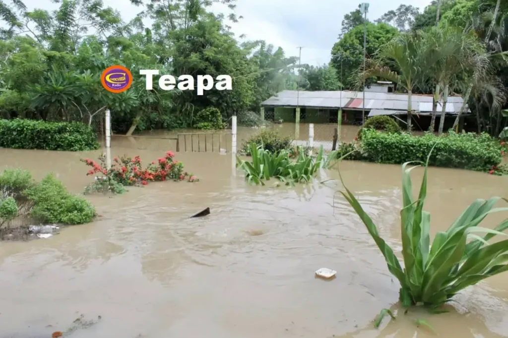 En Teapa fue necesario evacuar de comunidades y llevar a refugios temporales a varias familias, tova vez que sus casas se inundaron hasta más de un metro.