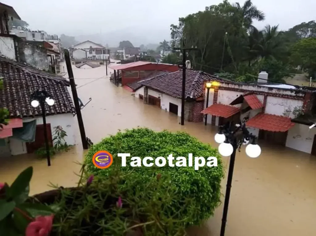 En Tacotalpa, en la zona denominada la Villa Tapijulapa, nuevamente se inundaron poco menos que en 2020, pero donde las casas alcanzaron hasta la mitad de agua. 