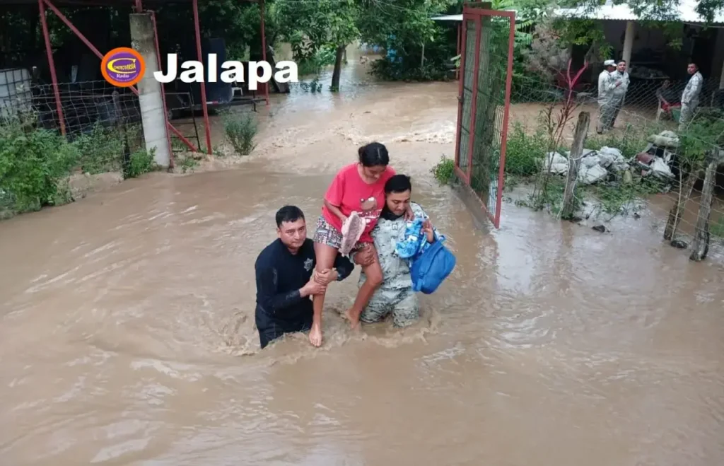 En Jalapa, quedaron incomunicadas varias comunidades por inundación, así como el tramo carretero en más de 1 kilómetro de la via Jalapa- Villahermosa. 